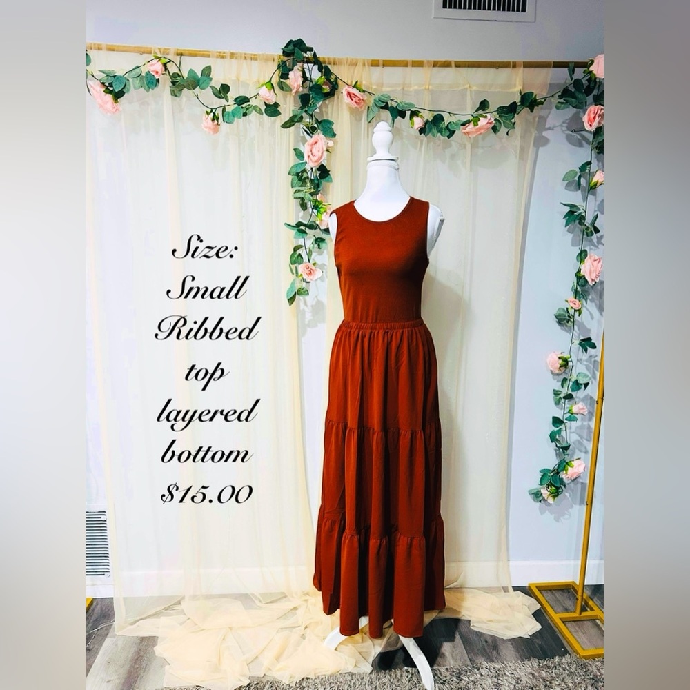 Chic Sleeveless Maxi Dress in Rust